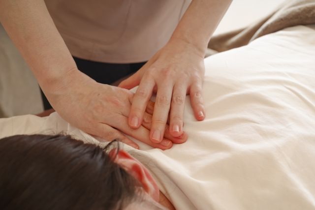 平野区でも多い肩こりの原因である筋肉・神経を整える整体施術